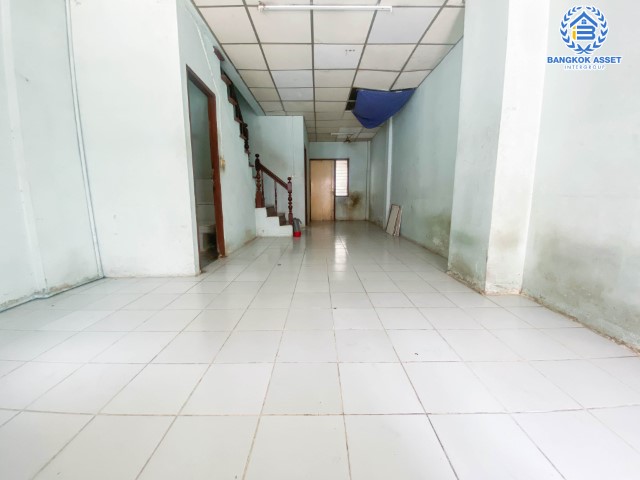 *****ทาวน์โฮมมือสองสมุทรสาคร  หมู่บ้าน พงษ์ศิริชัย2 เพชรเกษม เนื้อที่ 17 ตร.ว. ฟังก์ชัน 4 ห้องนอน 3 ห้องน้ำ สามารถจอดรถได้ 1 คัน ทำเลดี โครงการติดถนนเพชรเกษม เชื่อมต่อหลายเส้นทาง ใกล้รถไฟฟ้าสายสีน้ำเงิน "สถานีหลักสอง" จองเลย!